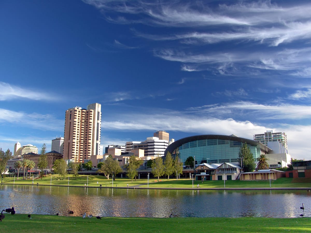 Edificios modernos y el centro de convenciones junto al río en la ciudad de Adelaide, Australia.