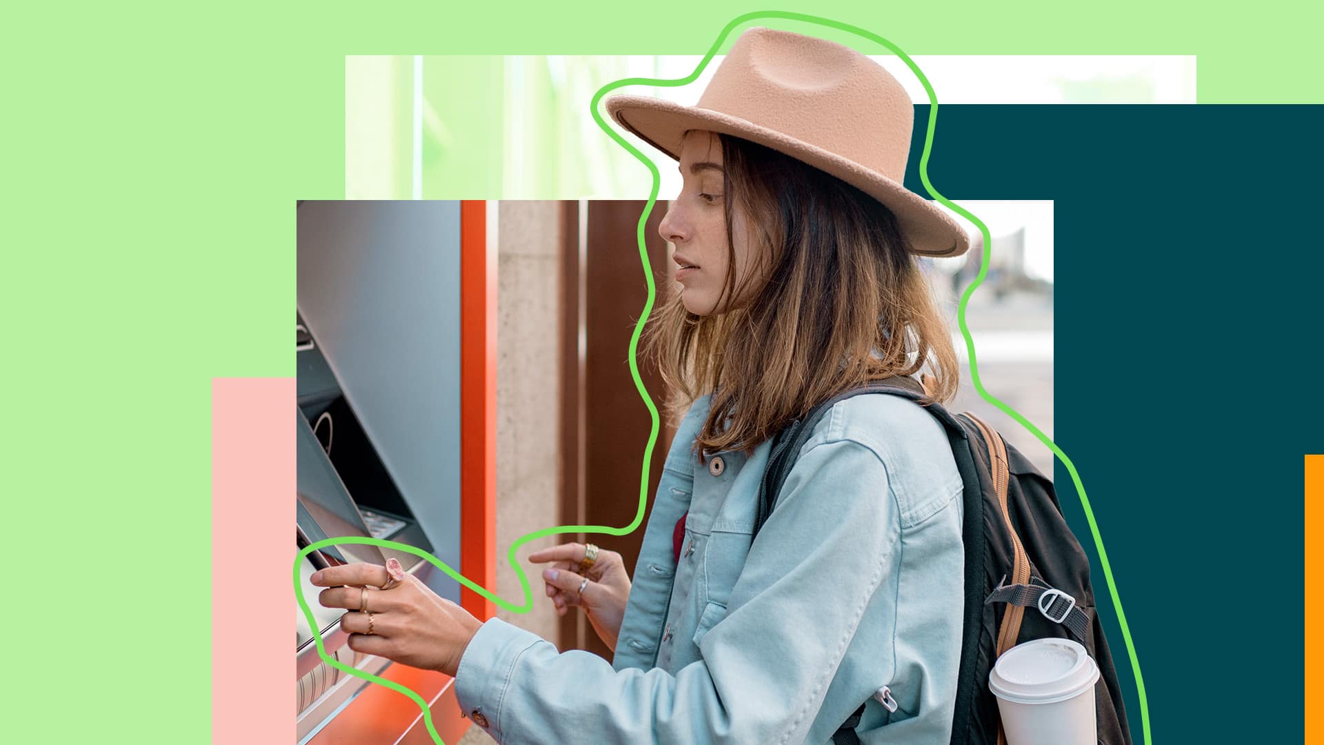 Mujer usando un cajero automático al aire libre, con sombrero y mochila, sobre fondo colorido y moderno.