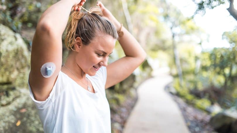 Persona haciendo ejercicio con su marcador de insulina