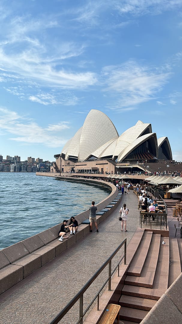 Lavorare e studiare in Australia – Rakele lavora da remoto a Sydney, gestendo studio e lavoro con flessibilità.