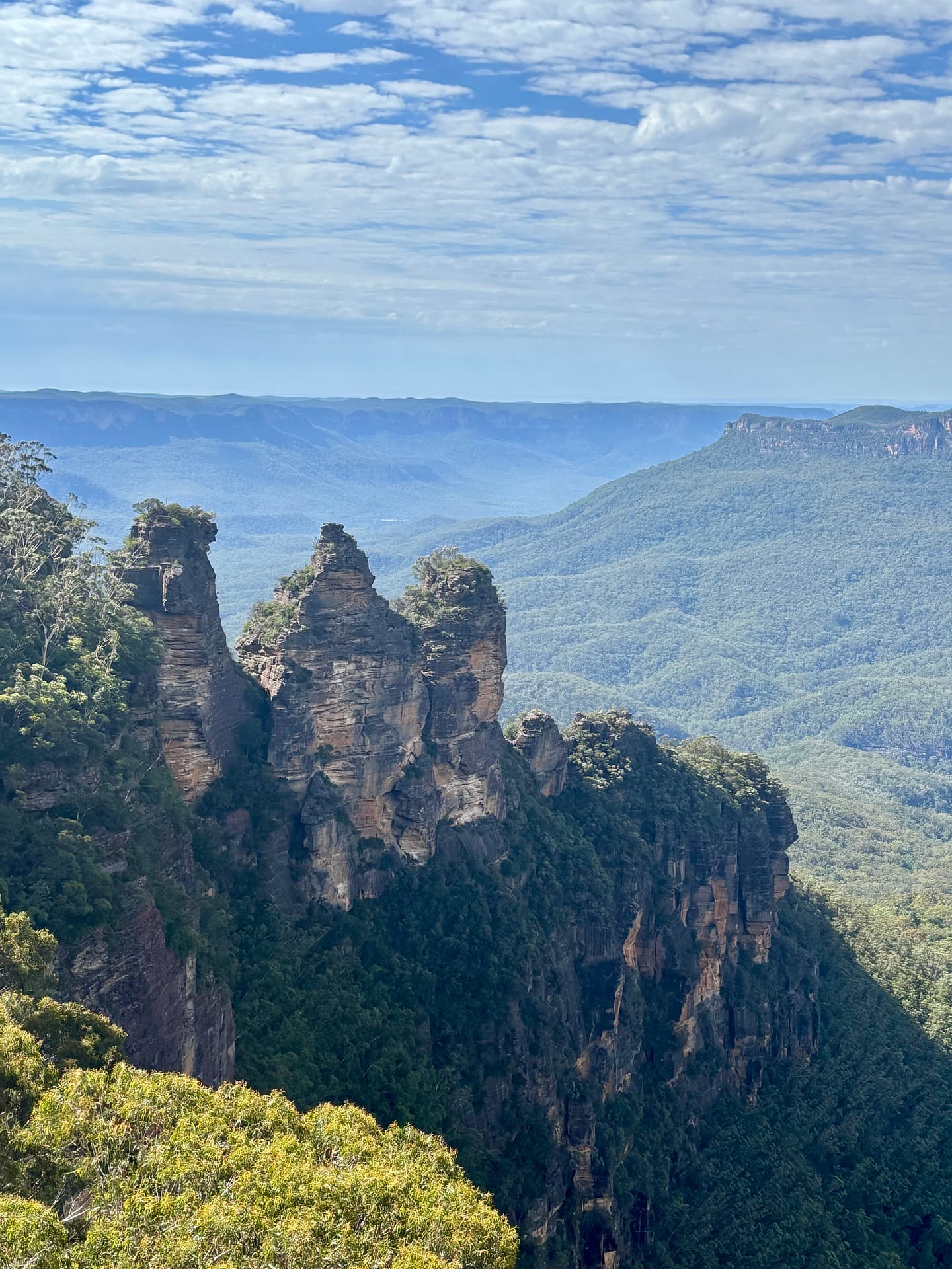 Blue Mountains, Australia – Vista mozzafiato delle Three Sisters nelle Blue Mountains, una delle destinazioni naturali più spettacolari vicino a Sydney.
