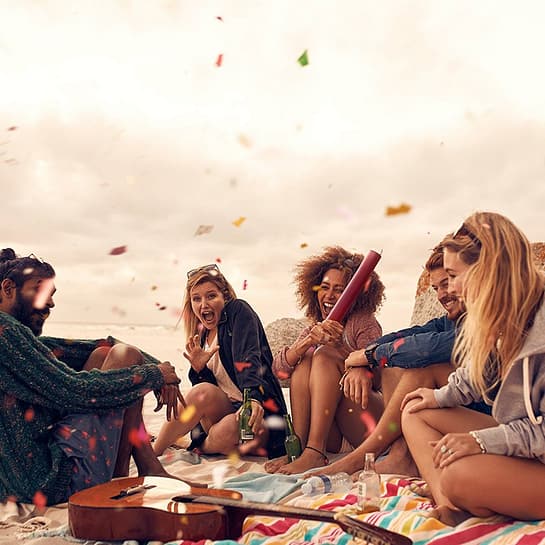 Jeunes qui font la fête sur une plage