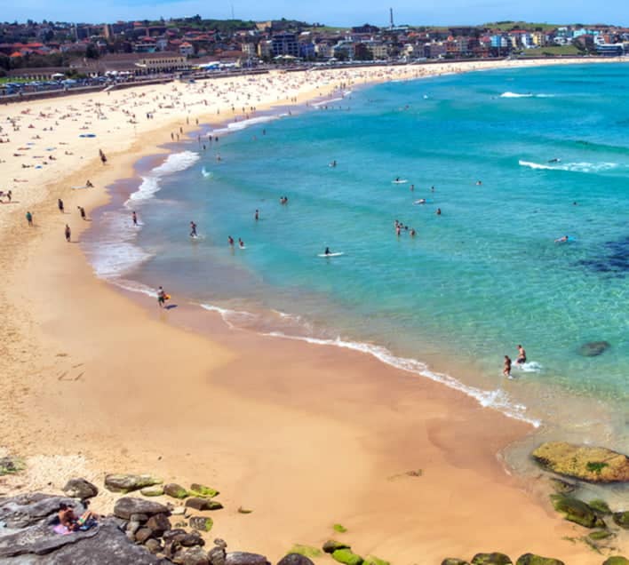plage-de-sydney-avec-touristes