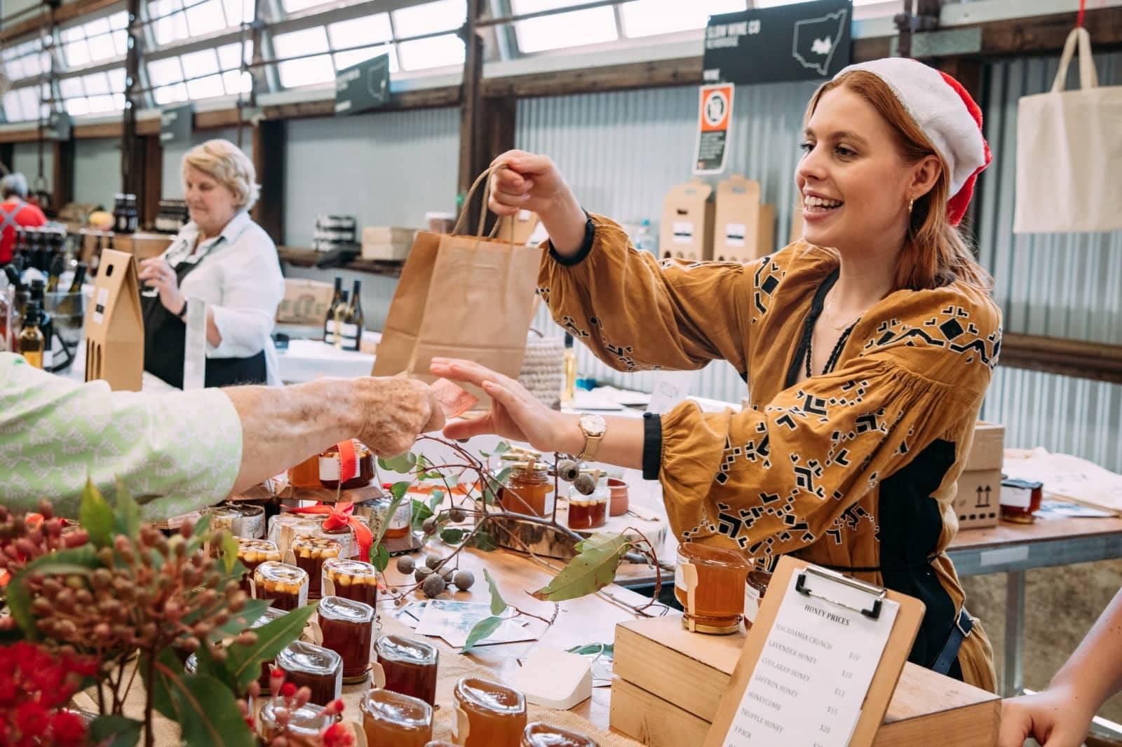 vendeuse donne poche au marché de Noel