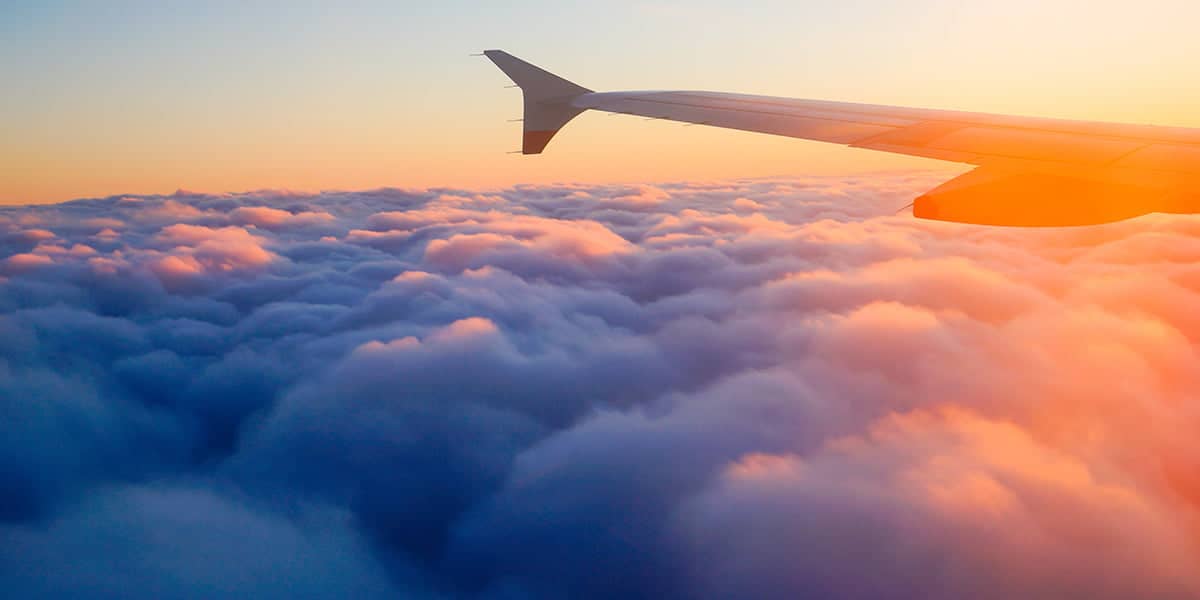aile d'avion sur les nuages
