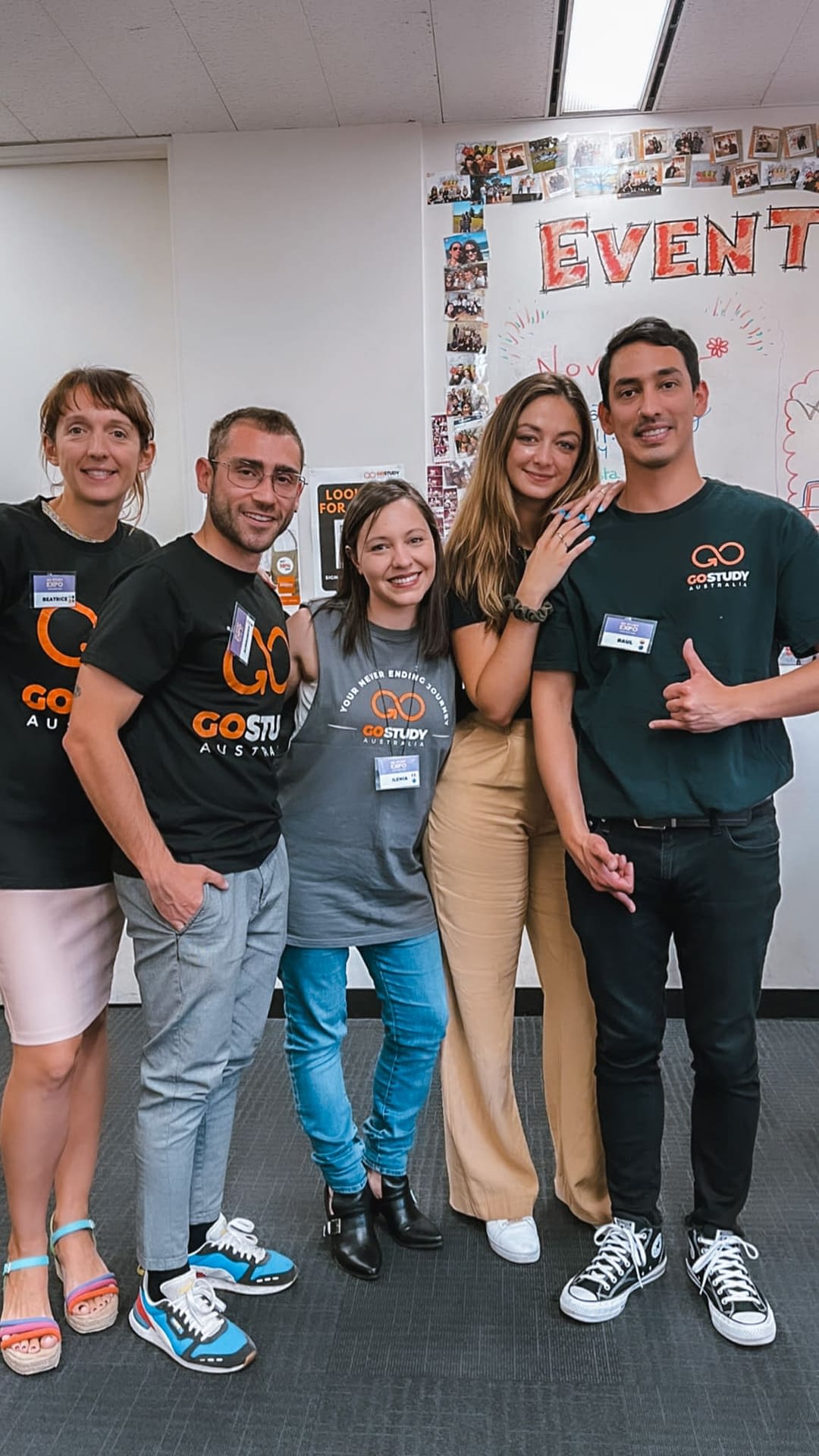 Equipo de asesores de Go Study Australia sonriendo juntos en un evento para estudiantes internacionales.