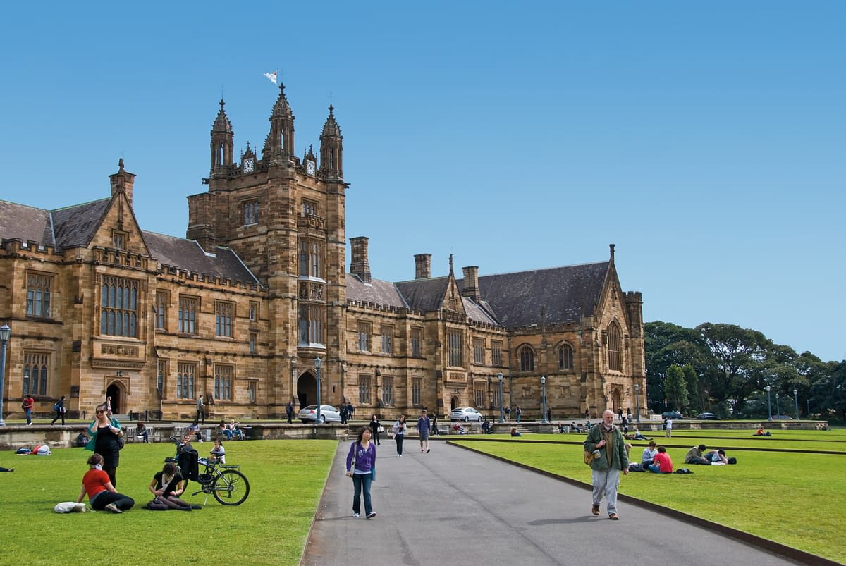 Estudiantes en el campus universidad de sydney