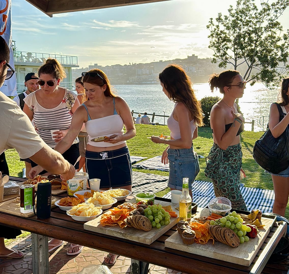 Estudiantes en evento Gostudy, compartiendo comida al frente de la playa y haciendo networking