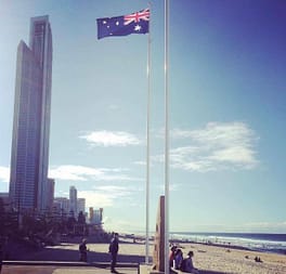 Brisbanne vue depuis la plage avec un drapeau de l'Australie