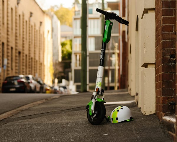 scooter de lime con su casco, en una calle australiana