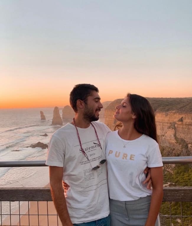 Pareja-viajando-a-Australia-en-Great-Ocean-Road