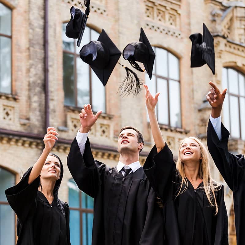 étudiants-qui-célèbrent-un-diplôme-en -jetant-leur-chapeau