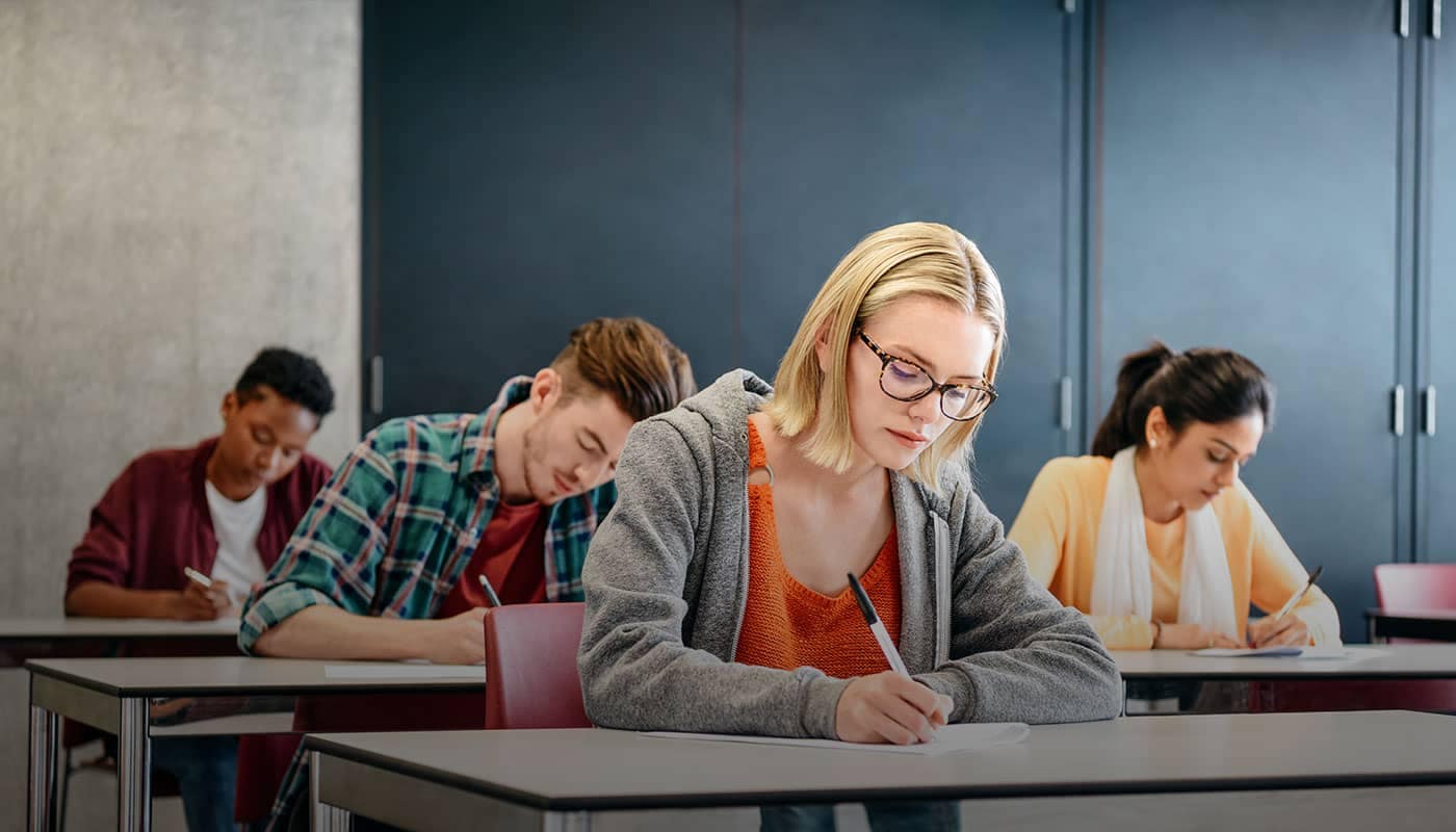 Estudiantes presentando el examen Ielts