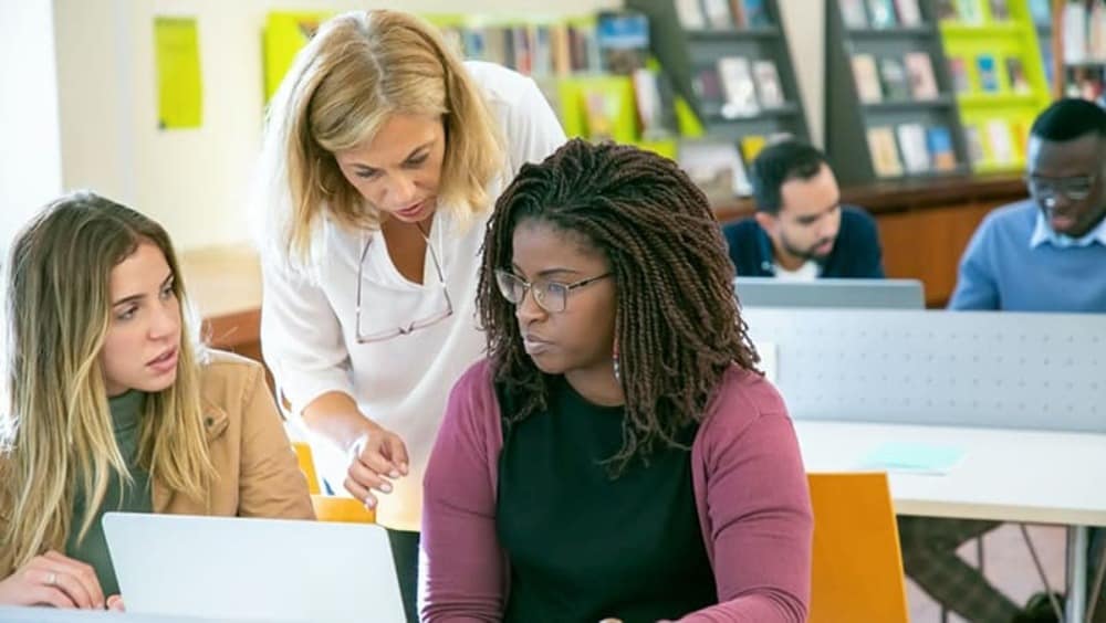 Profesora orientando preparacion IELTS estudiantes