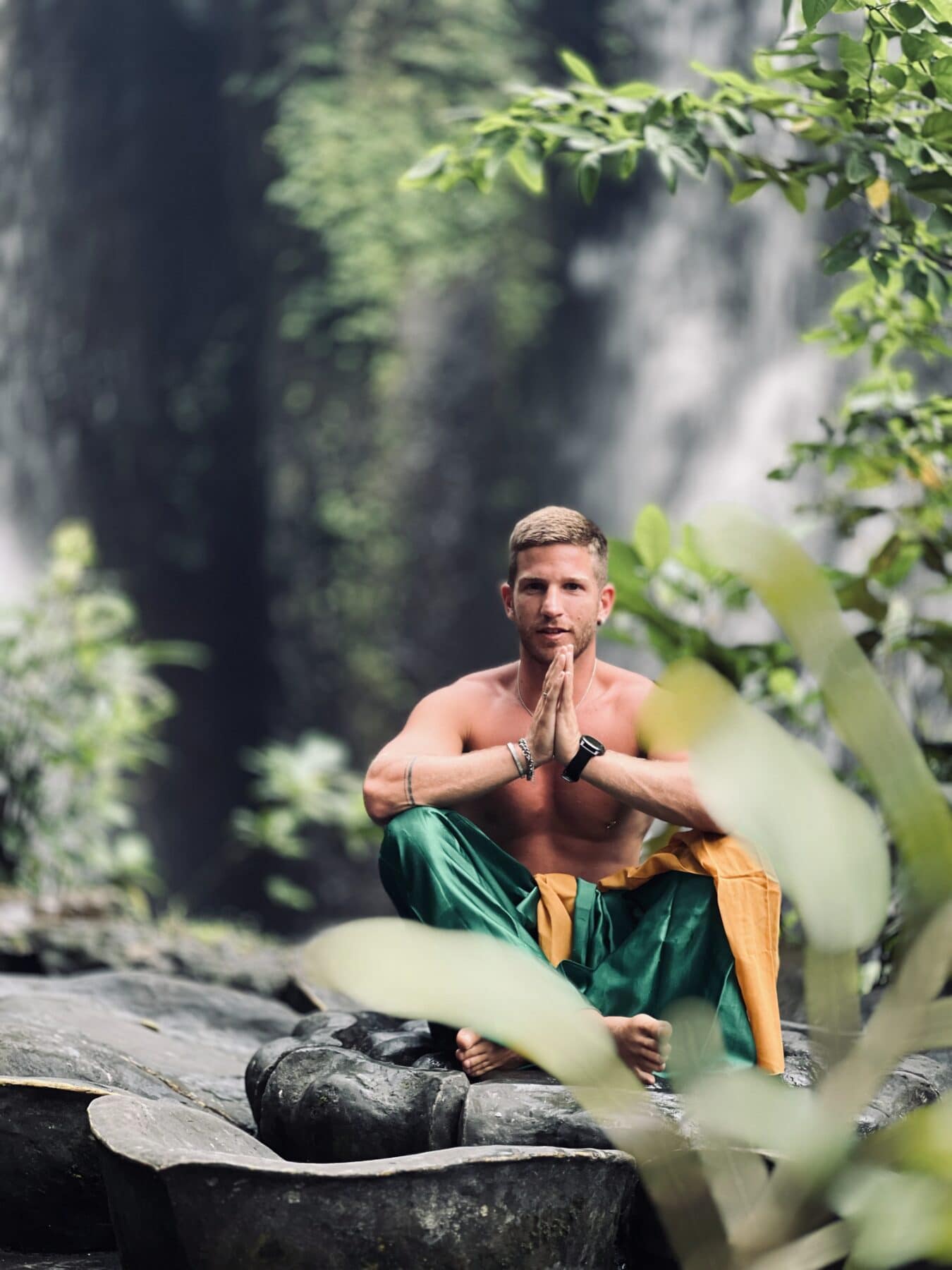 Estudianbte meditando en Bali