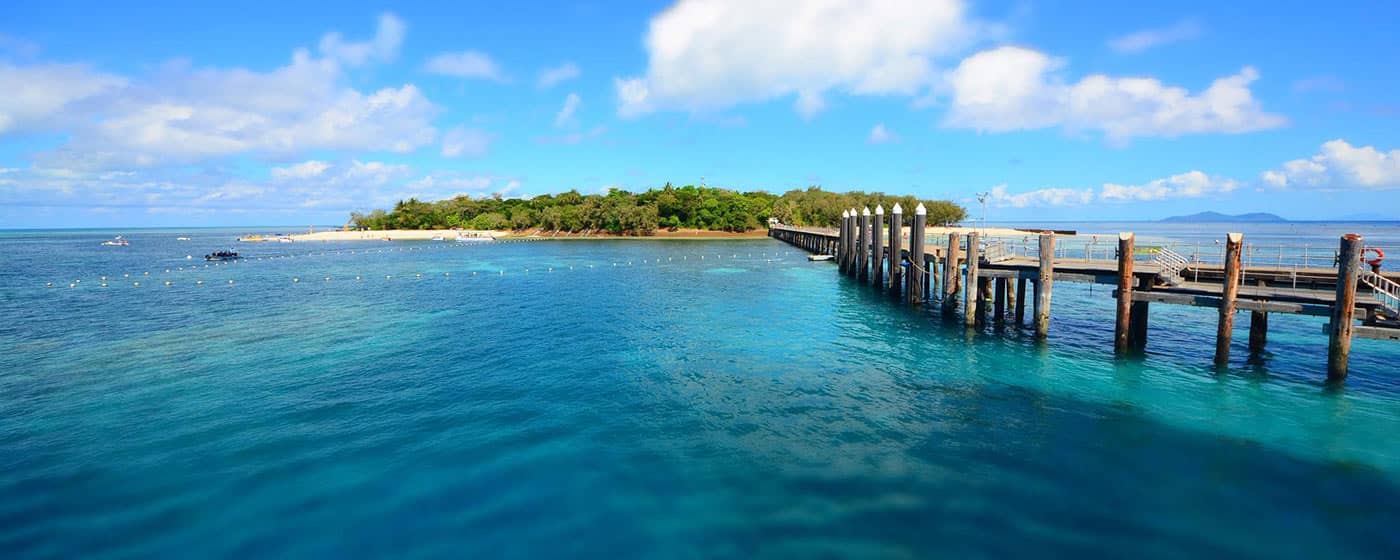 image d'un pont avec une île en fond à proximité de cairns
