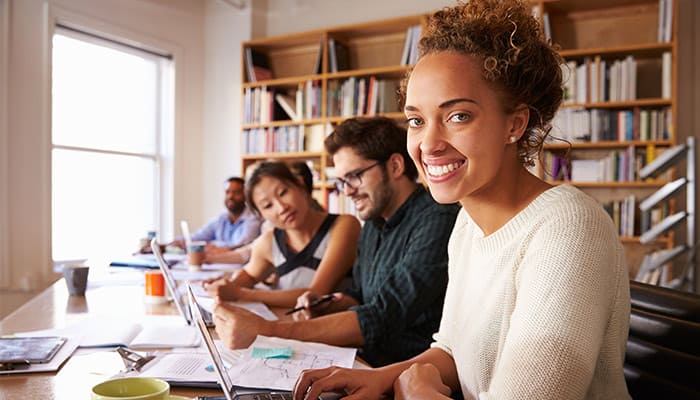 étudiants qui travaillent en groupe