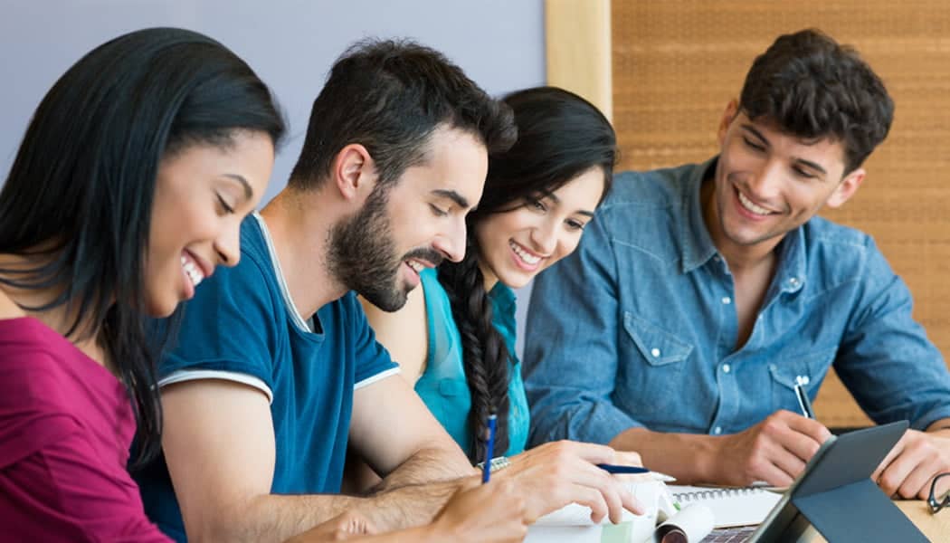 étudiants-travaux-de-groupe