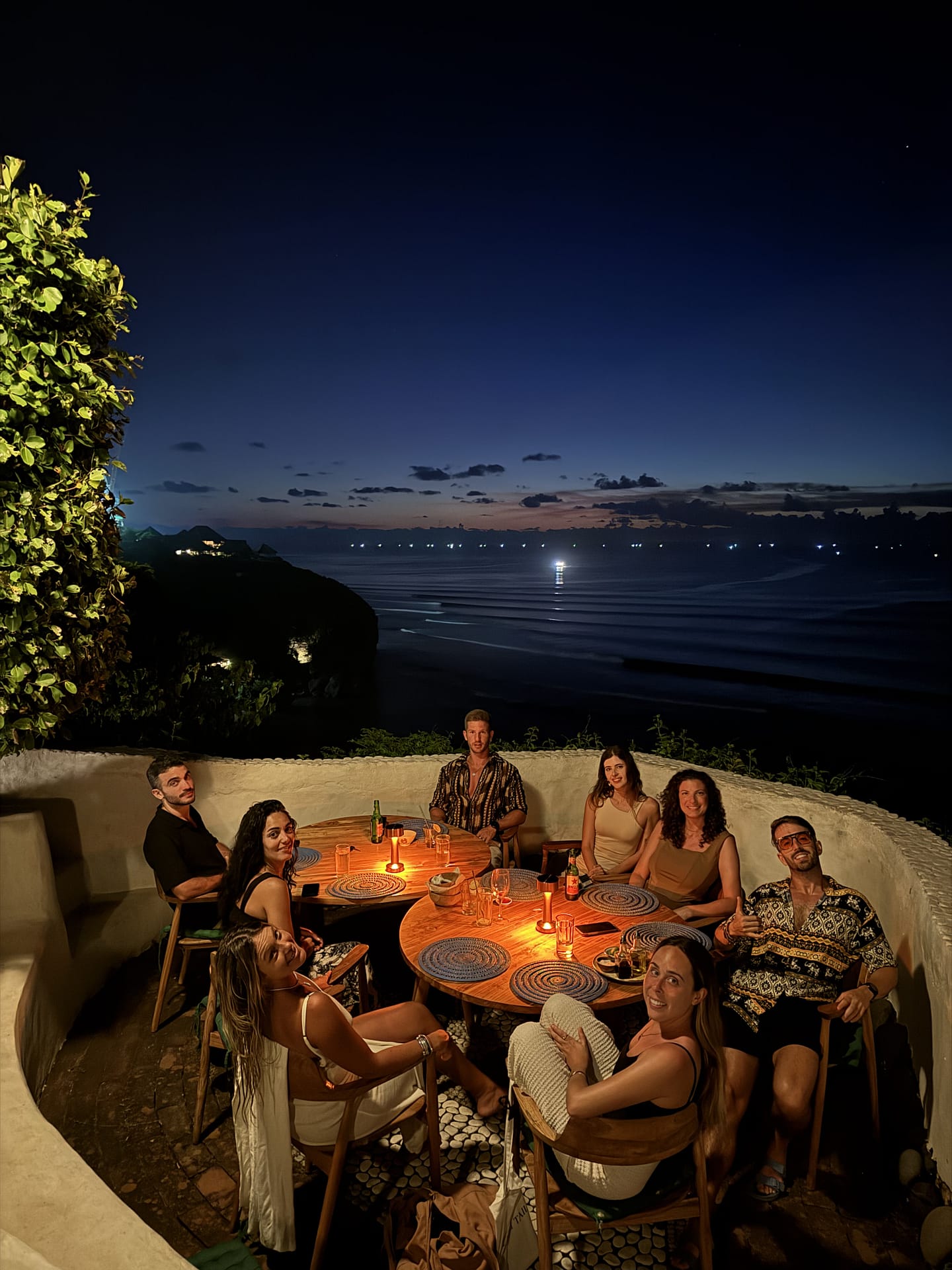 Personas cenando en Bali